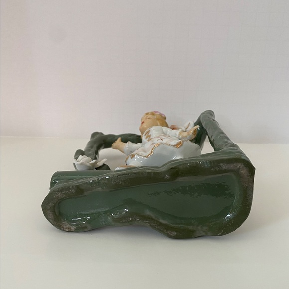 Vintage Ucagco Porcelain Bud Vase Victorian Girl with flowers made in Japan. - Picture 4 of 6